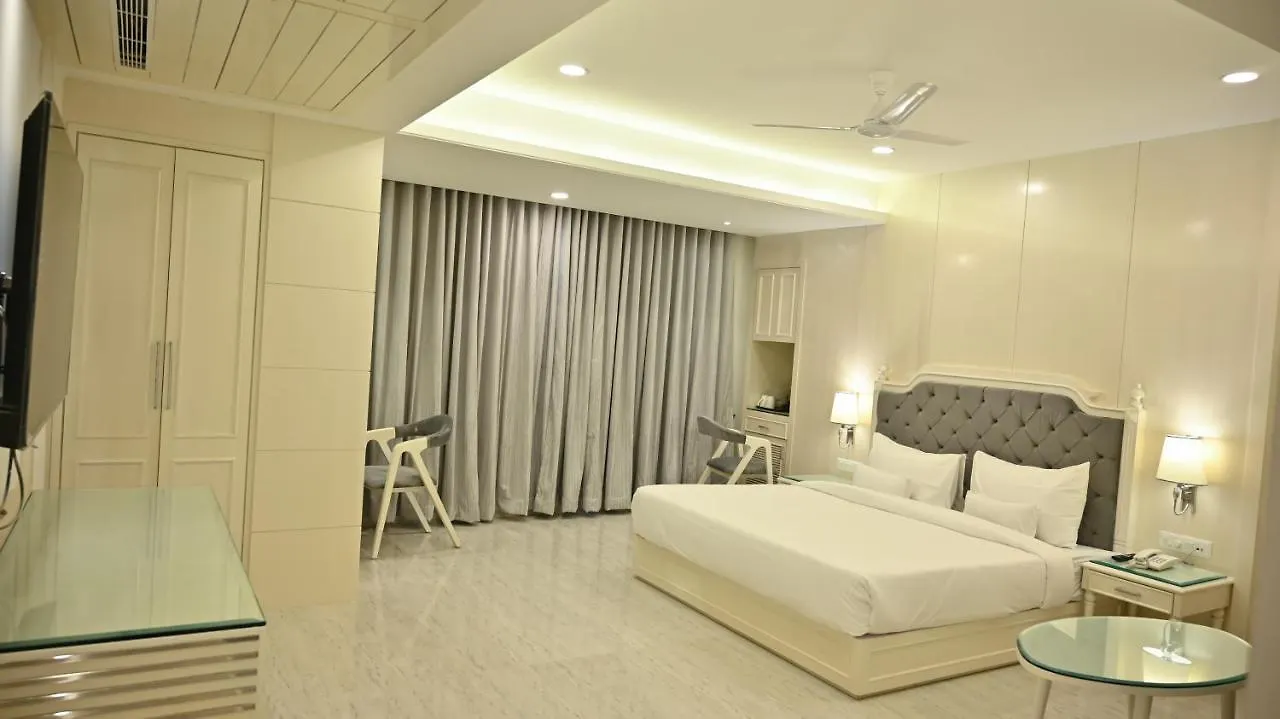 Pearl Courtyard 3*, ורנאסי
